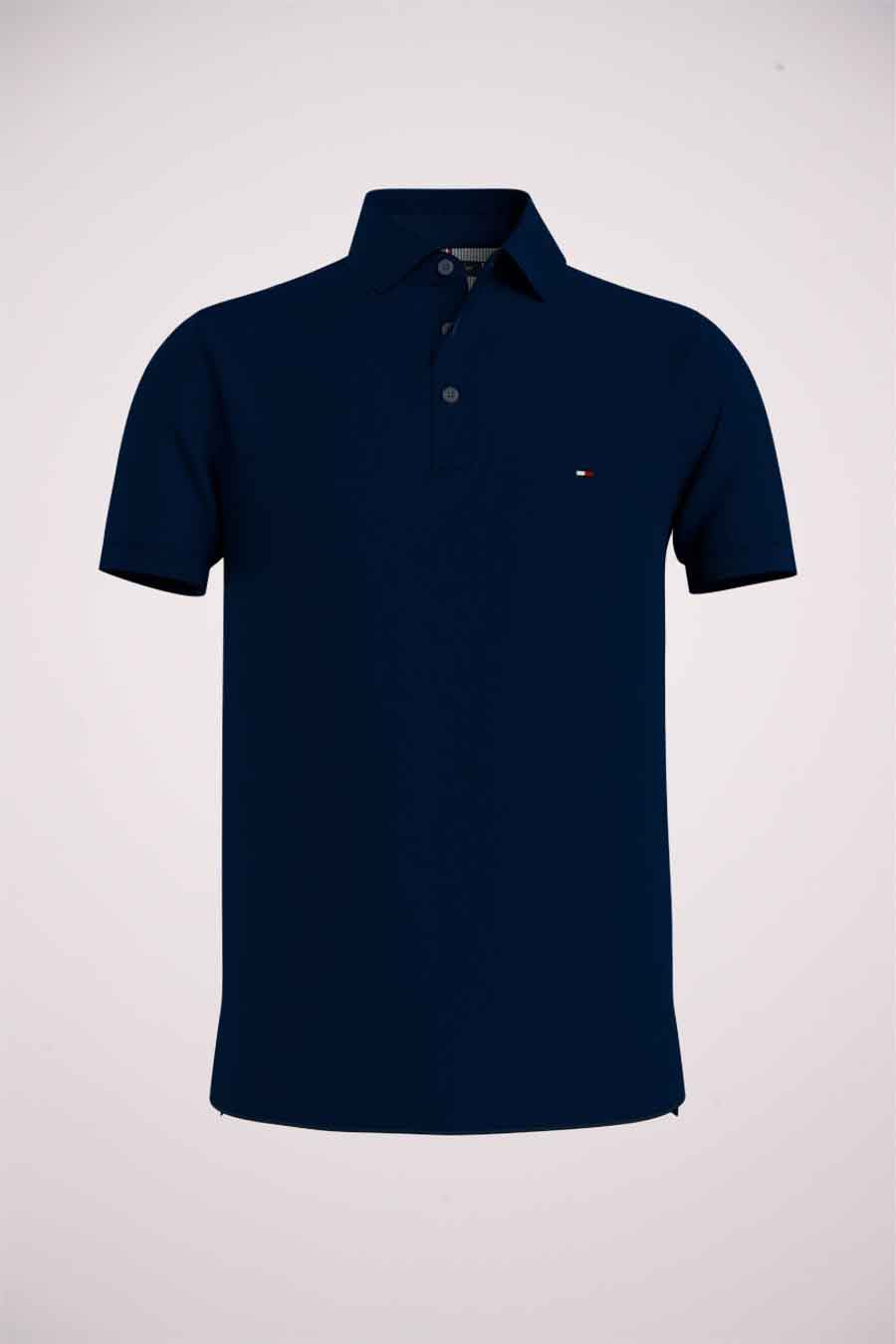 Polo bleu marine de Tommy Hilfiger, avec deux boutons et logo discret sur la poitrine.