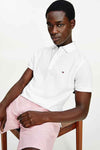 Wit Tommy Hilfiger poloshirt, met knoopsluiting en discreet logo aan de zijkant.