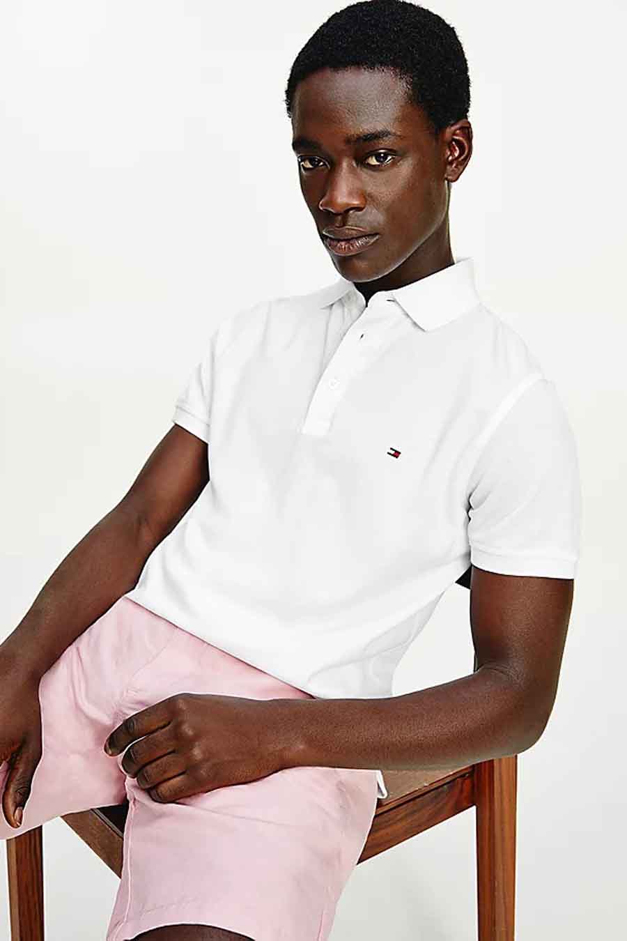 Wit Tommy Hilfiger poloshirt, met knoopsluiting en discreet logo aan de zijkant.