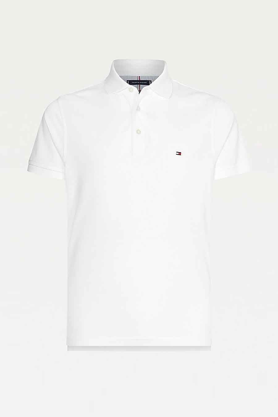 Wit Tommy Hilfiger poloshirt, met een gestreepte kraag en een subtiel logo op de borst.