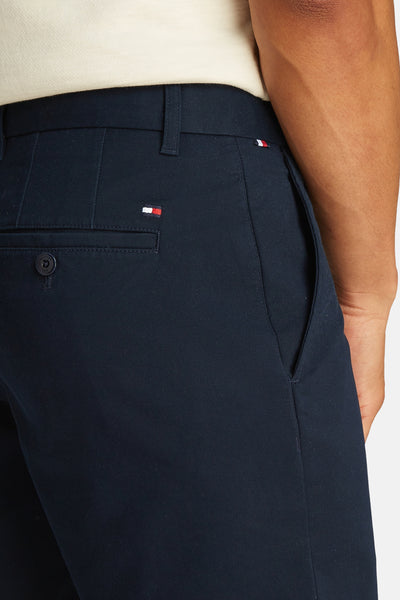 Bermuda bleu marine de TOMMY HILFIGER avec une poche arrière boutonnée et logo drapeau.