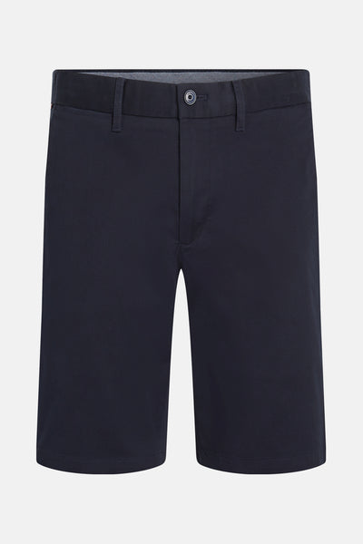 Bermuda bleu marine de Tommy Hilfiger, avec une braguette zippée et des passants de ceinture.