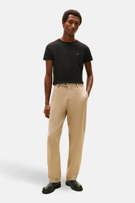 Zwart T-shirt met korte mouwen van TOMMY HILFIGER, gedragen met een beige broek en zwarte schoenen.