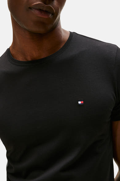 T-shirt à manches courtes noir de TOMMY HILFIGER, avec un petit logo tricolore sur la poitrine.

