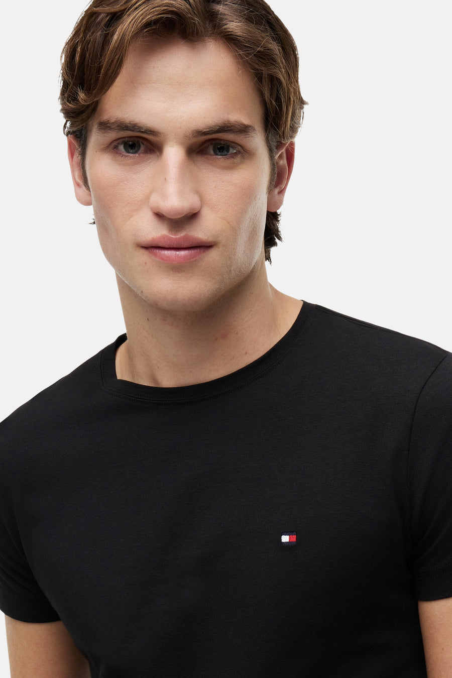 T-shirt à manches courtes noir de Tommy Hilfiger, avec logo carré tricolore sur la poitrine.