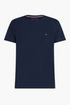 T-shirt bleu marine à manches courtes de Tommy Hilfiger, avec un petit logo sur la poitrine.