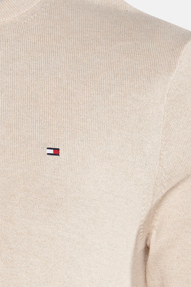 Beige ronde hals trui van TOMMY HILFIGER, in een getextureerd breisel met geborduurd logo op de borst.