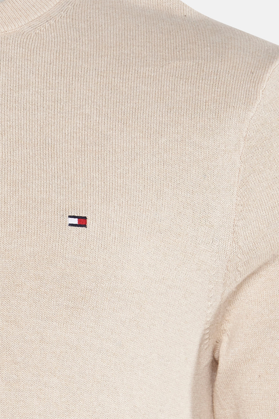Beige ronde hals trui van TOMMY HILFIGER, in een getextureerd breisel met geborduurd logo op de borst.