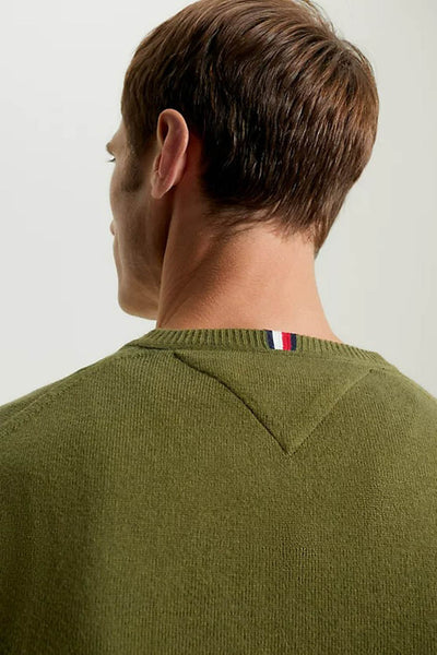 Pull vert en maille de Tommy Hilfiger, avec une bande tricolore sur le col.