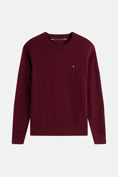 Pull bordeaux à col rond de TOMMY HILFIGER, avec le logo discret sur la poitrine.