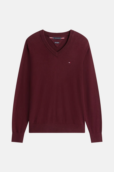 Pull à col en V bordeaux de TOMMY HILFIGER, avec un logo brodé discret sur la poitrine.