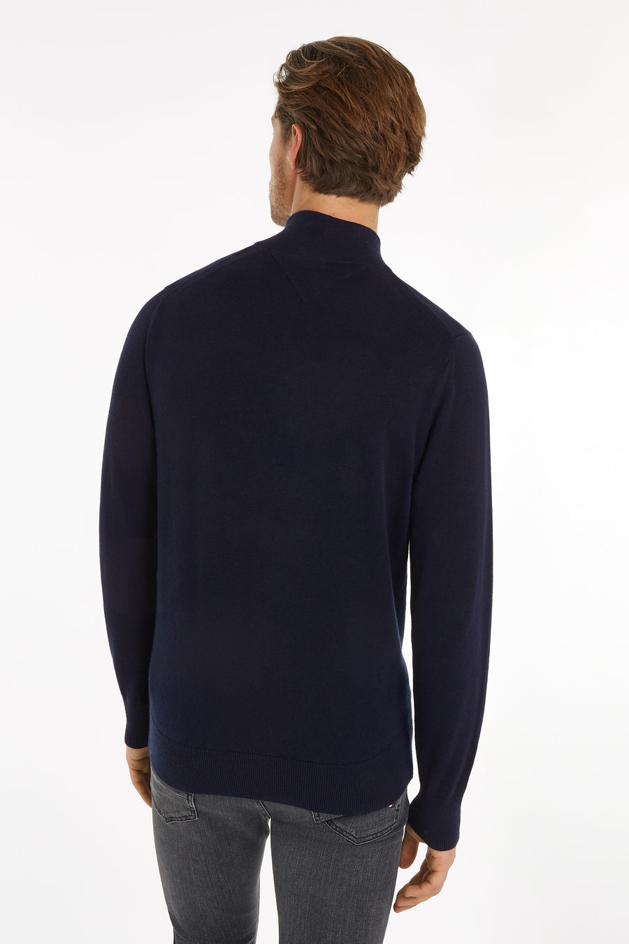 Pull à col roulé bleu de TOMMY HILFIGER, vue de dos, porté avec un jean gris.
