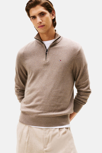 Beige coltrui van TOMMY HILFIGER, gedragen met een lichte wijde broek en zwarte schoenen, van achteren gezien.