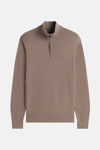 Pull beige à col roulé de TOMMY HILFIGER, avec fermeture éclair partielle et logo discret.
