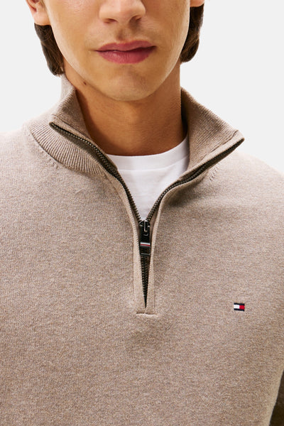 Pull à col roulé beige de Tommy Hilfiger avec fermeture éclair apparente et logo discret.