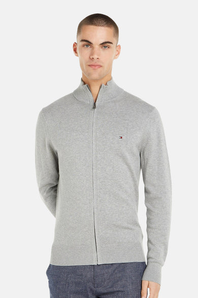 Grijze coltrui van TOMMY HILFIGER, met ritssluiting, gedragen met een blauwe broek.