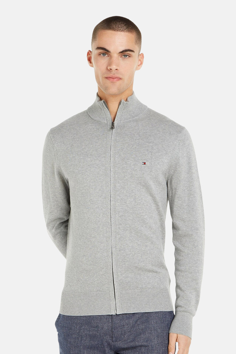 Grijze coltrui van TOMMY HILFIGER, met ritssluiting, gedragen met een blauwe broek.