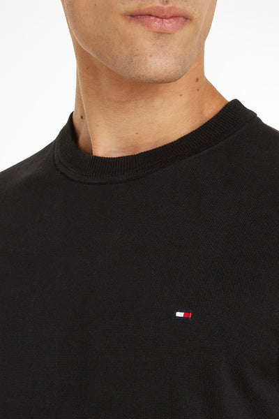 Pull col rond noir de Tommy Hilfiger avec un petit logo drapeau tricolore.