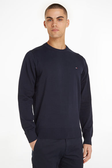 Pull col rond bleu marine de Tommy Hilfiger, porté avec un pantalon assorti uni.