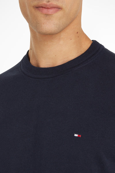 Pull col rond bleu de Tommy Hilfiger avec logo discret sur la poitrine.