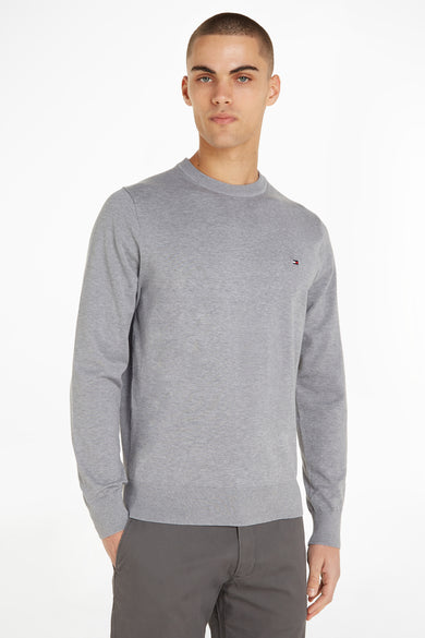 Pull col O gris de Tommy Hilfiger, porté avec un pantalon foncé uni.