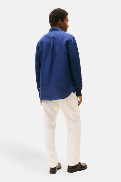 Donkerblauwe blouse met lange mouwen van TOMMY HILFIGER, van achteren gezien, gedragen met een lichte broek en loafers.