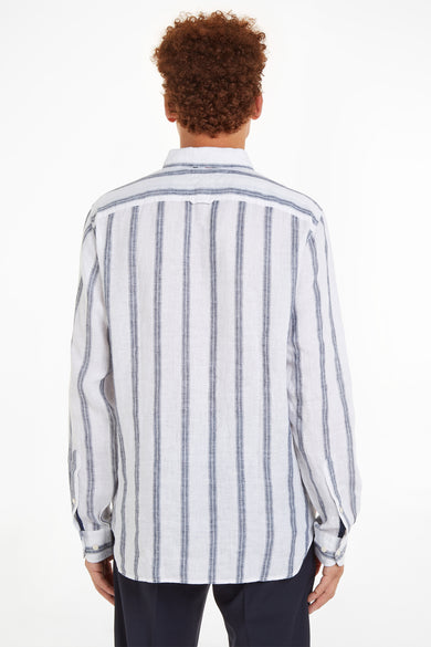 Chemise à manches longues bleue rayée de Tommy Hilfiger, vue de dos, avec des cheveux bouclés.