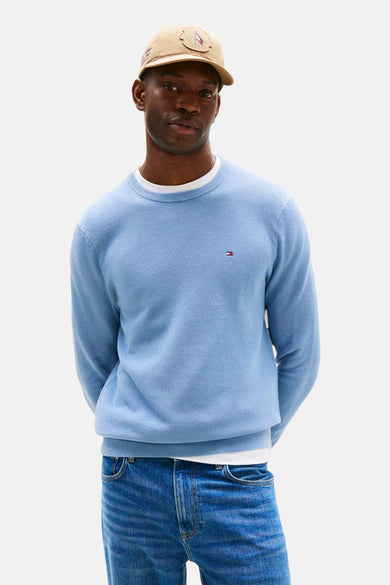 Pull bleu à col rond de TOMMY HILFIGER, avec texture gaufrée et un petit logo emblématique.