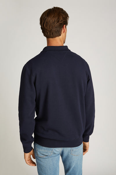 Blauwe trui met opstaande kraag van TOMMY HILFIGER, gedragen met een lichtblauwe jeans, achtergezicht.