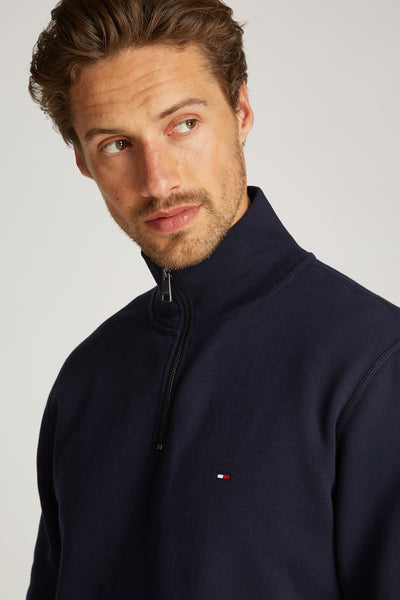Blauwe sweater met opstaande kraag van TOMMY HILFIGER, met ritssluiting en discreet logo.