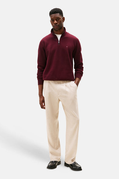 Bordeaux trui met opstaande kraag van TOMMY HILFIGER, gedragen met een beige broek en zwarte loafers.