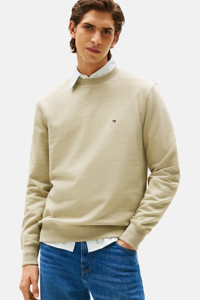 Groene TOMMY HILFIGER sweatshirt, gedragen met een wit T-shirt, een blauwe jeans en bruine loafers, achterzicht.
