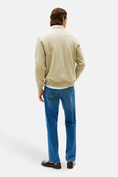 Sweat-shirt vert de TOMMY HILFIGER, porté avec un t-shirt blanc, un jean bleu et des mocassins marron, vue de dos.