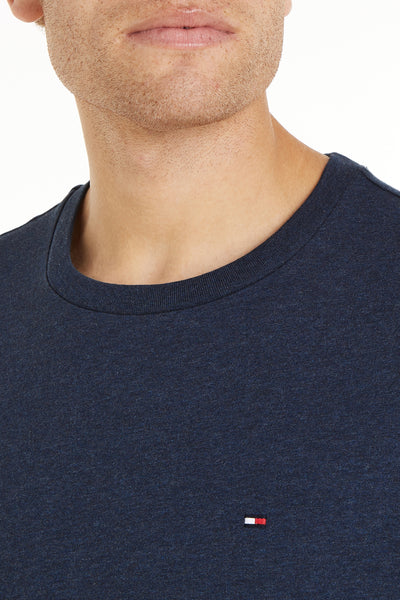 Blauw T-shirt met korte mouwen van Tommy Hilfiger, met een klein vlaglogo op de voorkant.