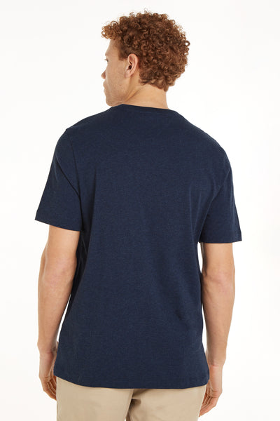 Blauw T-shirt met korte mouwen van TOMMY HILFIGER, van achteren gezien, gedragen met een beige broek.