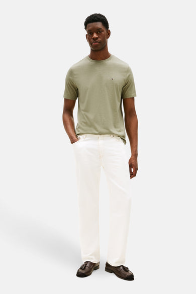 T-shirt à manches courtes vert, de Tommy Hilfiger, porté avec un pantalon blanc et des mocassins.
