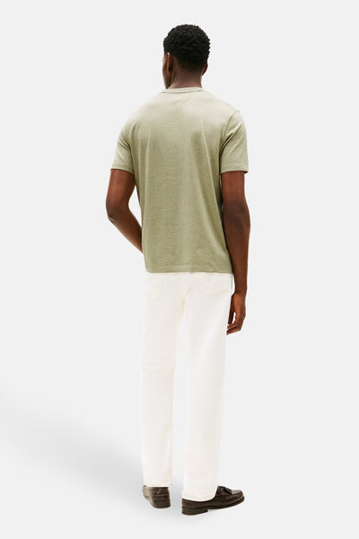 T-shirt vert à manches courtes de TOMMY HILFIGER, porté avec un pantalon blanc et des mocassins marron, vue de dos.
