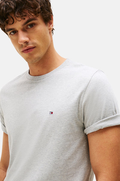 T-shirt gris à manches courtes de TOMMY HILFIGER, avec le logo drapeau sur la poitrine et manches retroussées.