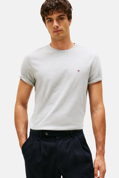Grijze T-shirt met korte mouwen van TOMMY HILFIGER, gedragen met een marineblauwe nette broek.