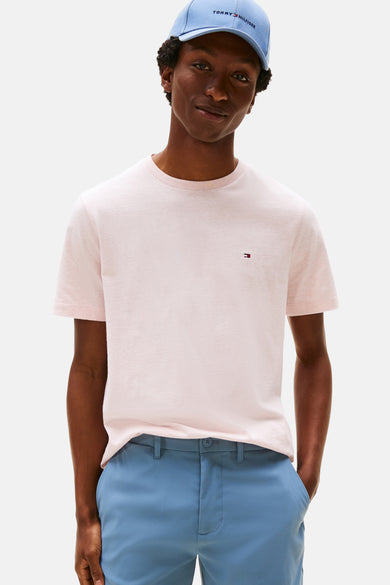 Roze T-shirt met korte mouwen van TOMMY HILFIGER, gedragen met een blauwe broek en een pet.