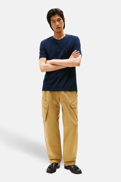 Blauw T-shirt met korte mouwen van TOMMY HILFIGER met borstzak, gedragen met een beige cargobroek.