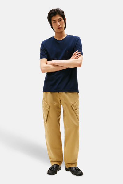 Blauw T-shirt met korte mouwen van TOMMY HILFIGER met borstzak, gedragen met een beige cargobroek.