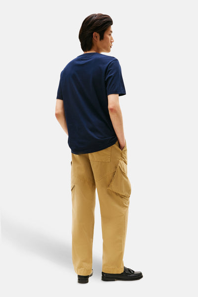 Blauwe T-shirt met korte mouwen van TOMMY HILFIGER, gedragen met een beige cargobroek en zwarte loafers, achtergezicht.