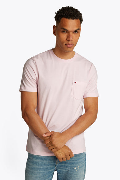 Roze T-shirt met korte mouwen van TOMMY HILFIGER, met borstzak versierd met logo, gedragen met een spijkerbroek
