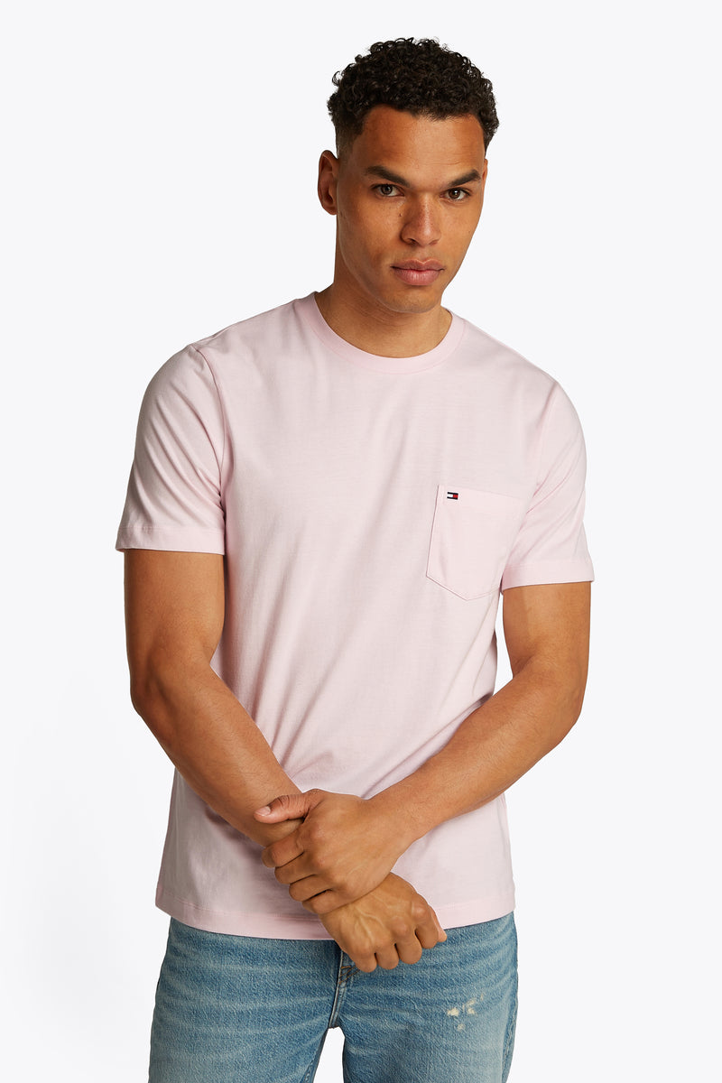 Roze T-shirt met korte mouwen van TOMMY HILFIGER, met borstzak versierd met logo, gedragen met een spijkerbroek