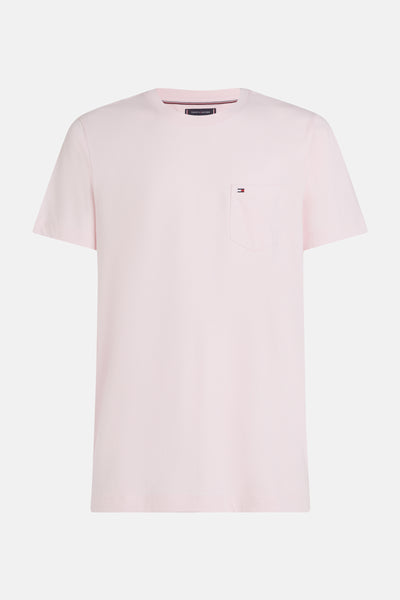 Roze T-shirt met korte mouwen van TOMMY HILFIGER met borstzak met vlaglogo, op een witte achtergrond.