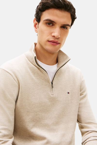 Beige coltrui van TOMMY HILFIGER met korte ritssluiting en logo op de borst.