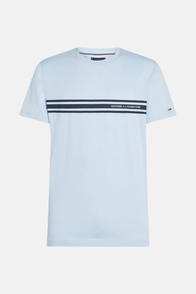 Blauw T-shirt met korte mouwen van TOMMY HILFIGER met horizontale strepen op de borst.