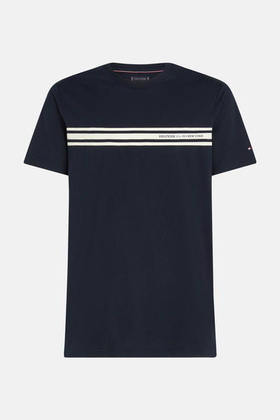 T-shirt bleu à manches courtes de Tommy Hilfiger avec rayures horizontales et logo imprimé.