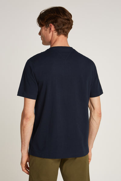 T-shirt à manches courtes bleu de TOMMY HILFIGER, vu de dos, porté avec un pantalon vert olive.